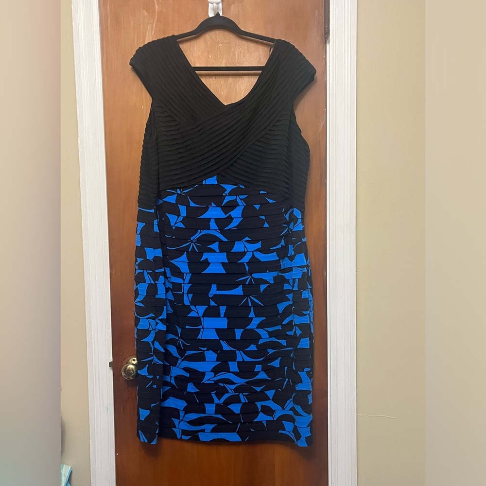 London Times Elegant Black and Blue Women's Dress. 22W.
XX.